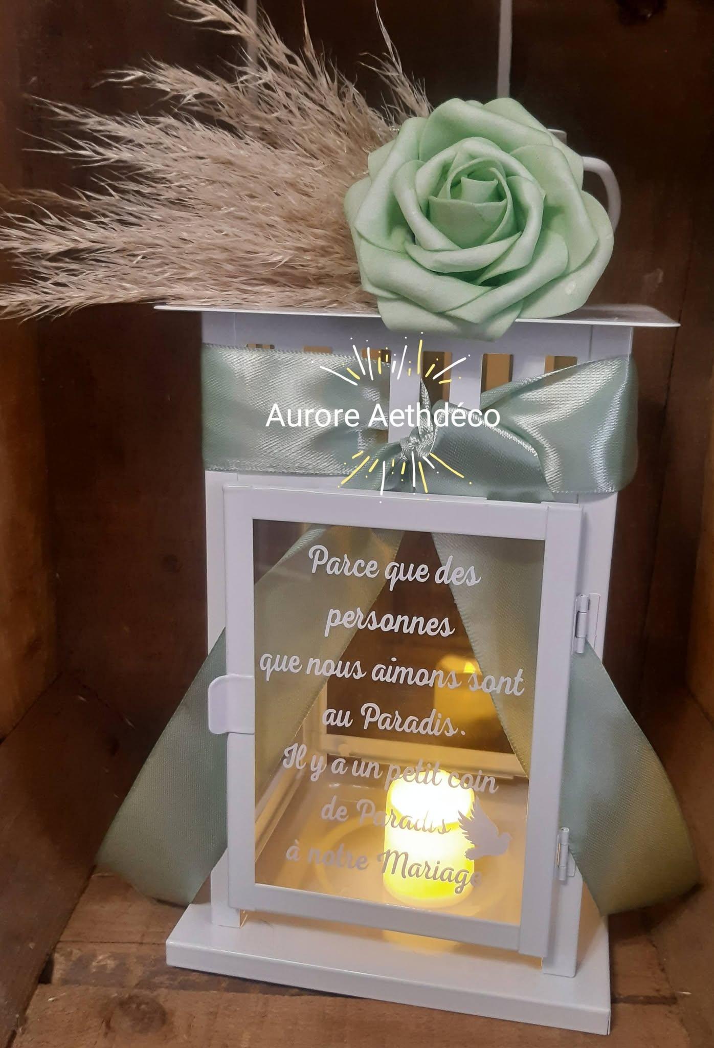 Lanterne hommage défunts 28 cm blanche personnalisée vert sauge avec pampas et rose artificielle vert sauge – Image 2
