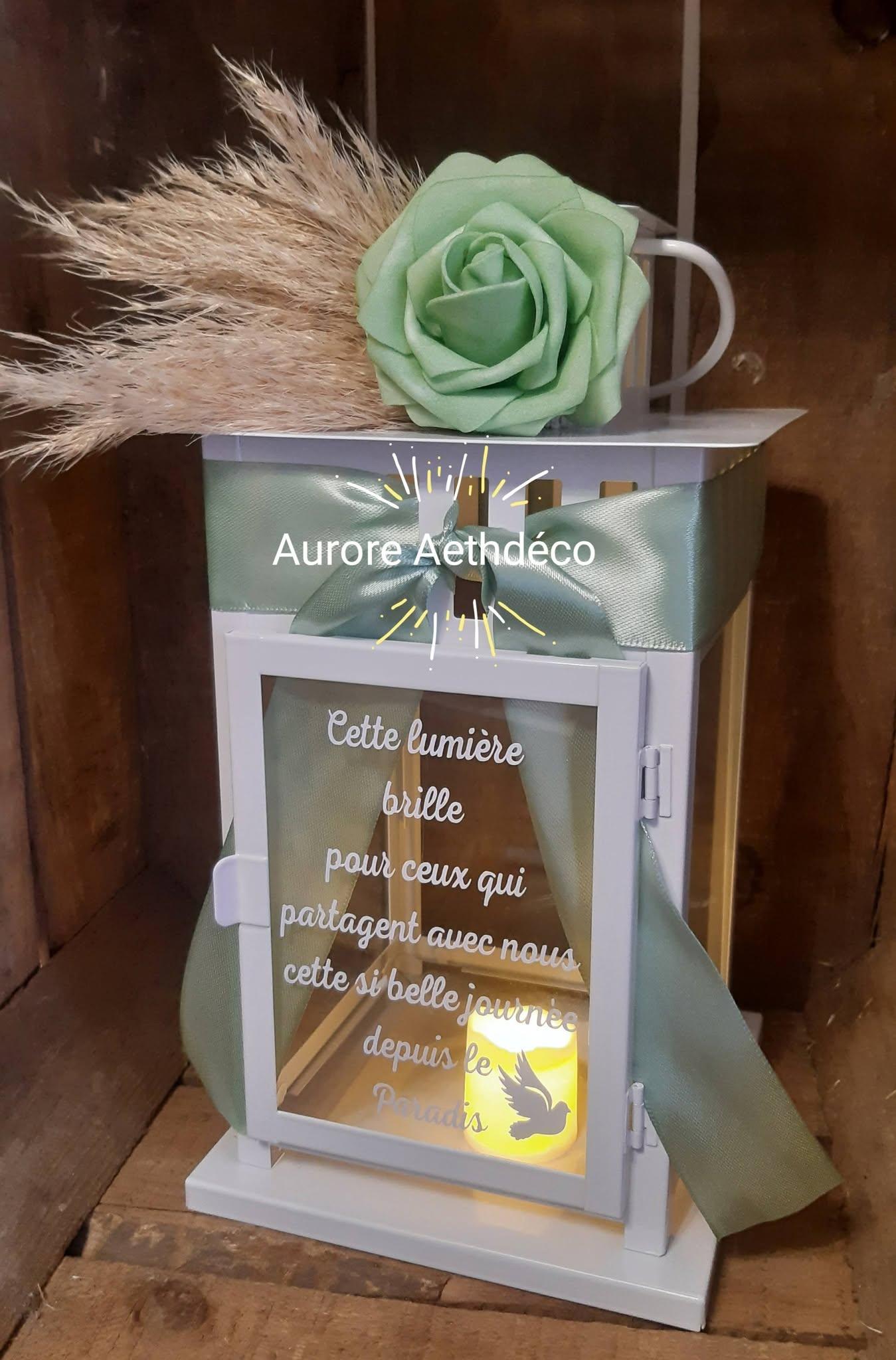 Lanterne hommage défunts 28 cm blanche personnalisée vert sauge avec pampas et rose artificielle vert sauge