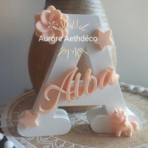 Lettre initiale décorative personnalisée en relief, thème licorne avec prénom, fleurs & étoiles