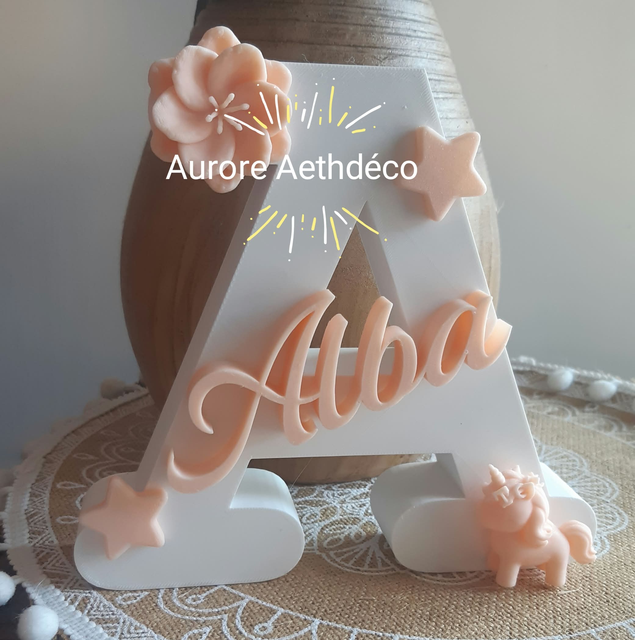 Lettre initiale décorative personnalisée en relief, thème licorne avec prénom, fleurs & étoiles