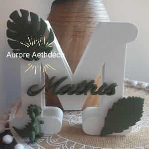 Lettre initiale décorative personnalisée en relief – Prénom, feuille de monstera & petit dinosaure (modèle 2)