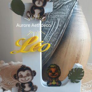 Lettre initiale décorative personnalisée en relief – Prénom, animaux de la savane & feuillage