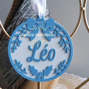 Boule de Noël personnalisée en relief – Prénom, nœud, couronne végétale & houx