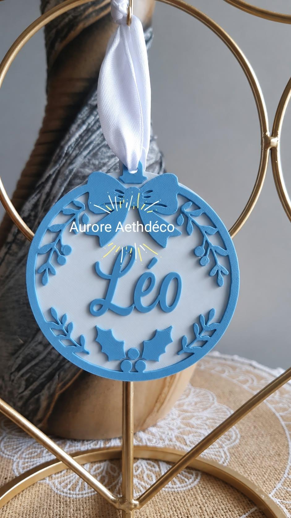 Boule de Noël personnalisée en relief – Prénom, nœud, couronne végétale & houx