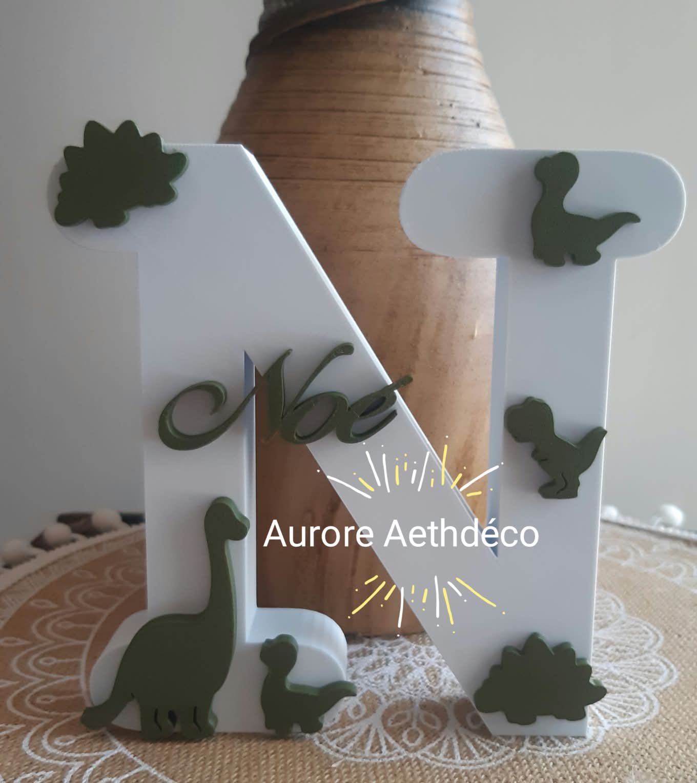 Lettre initiale décorative personnalisée en relief – Prénom & thème Dinosaures / Jurassique (modèle 1)