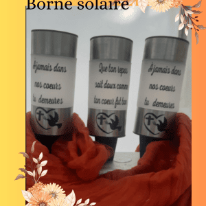 Borne Solaire Funéraire & Commémorative — Lampe de Souvenir Personnalisée avec Piquet (Inscriptions au Choix, Décoration Tombes & Jardin du Souvenir)