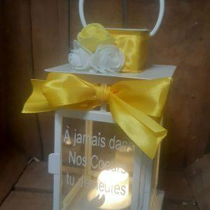 Lanterne Hommage Personnalisée Jaune & Blanche — « À jamais dans nos cœurs tu demeures »