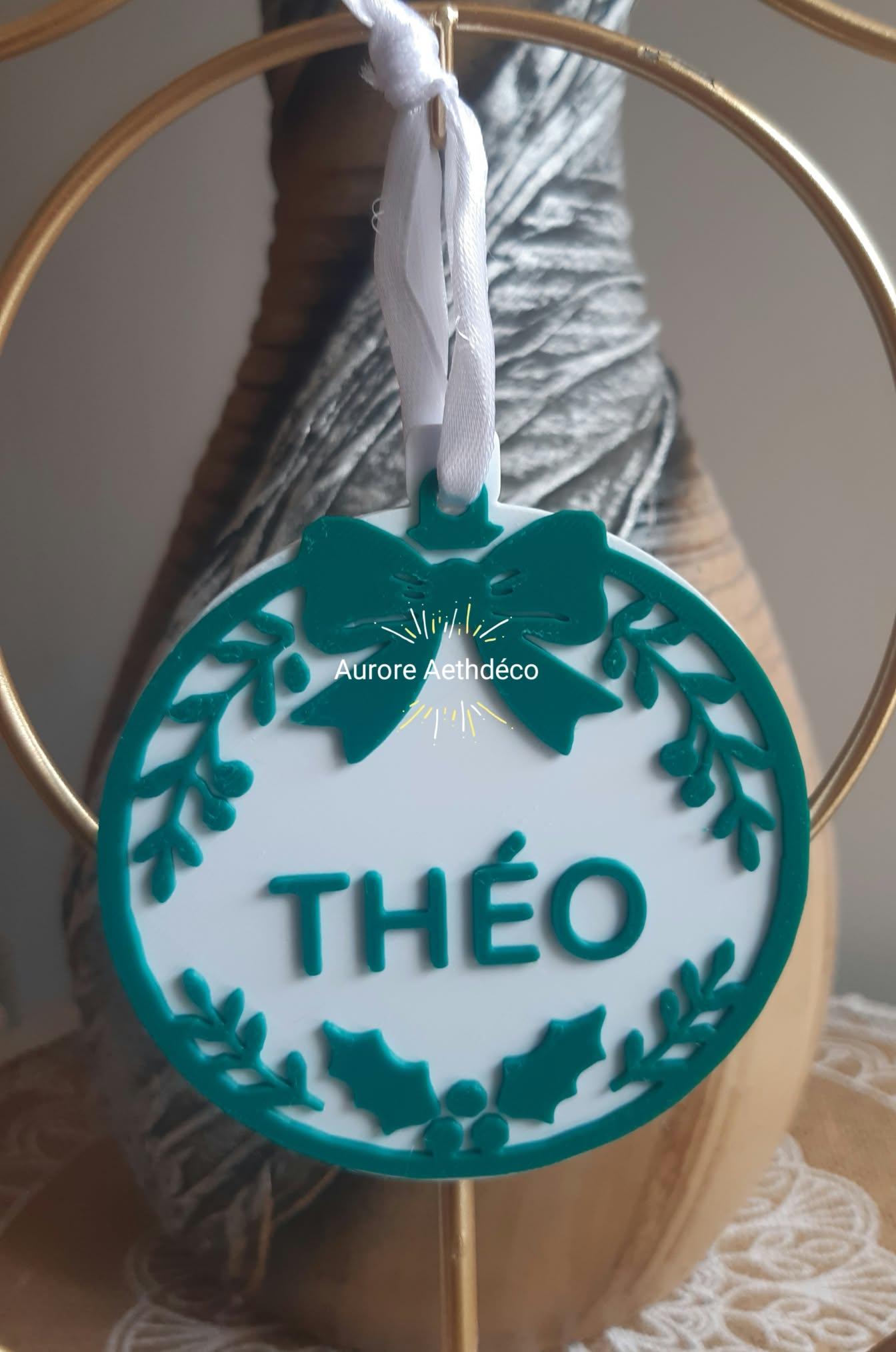 Boule de Noël personnalisée en relief – Prénom, nœud, couronne végétale & houx – Image 4