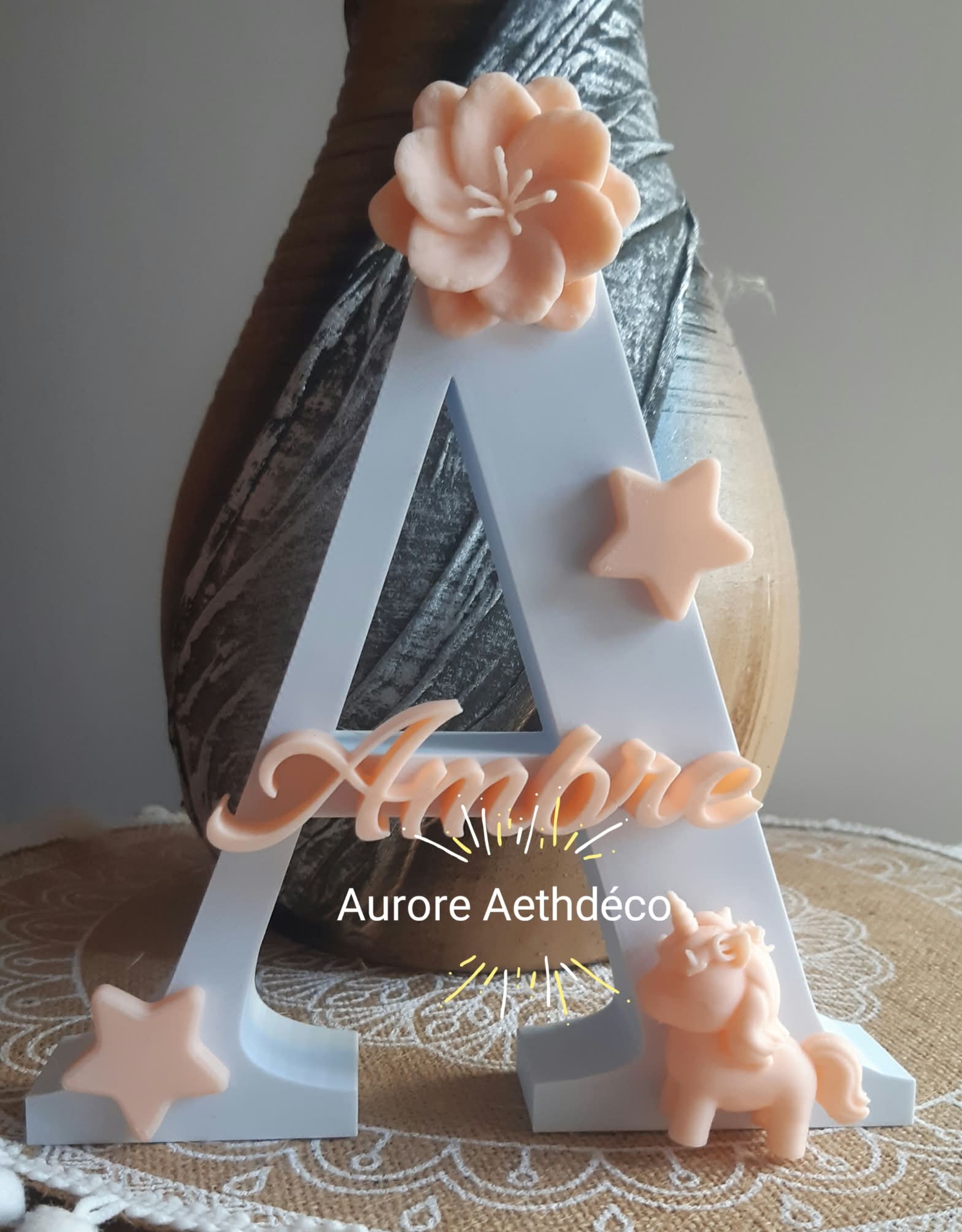 Lettre initiale décorative personnalisée en relief, thème licorne avec prénom, fleurs & étoiles – Image 2