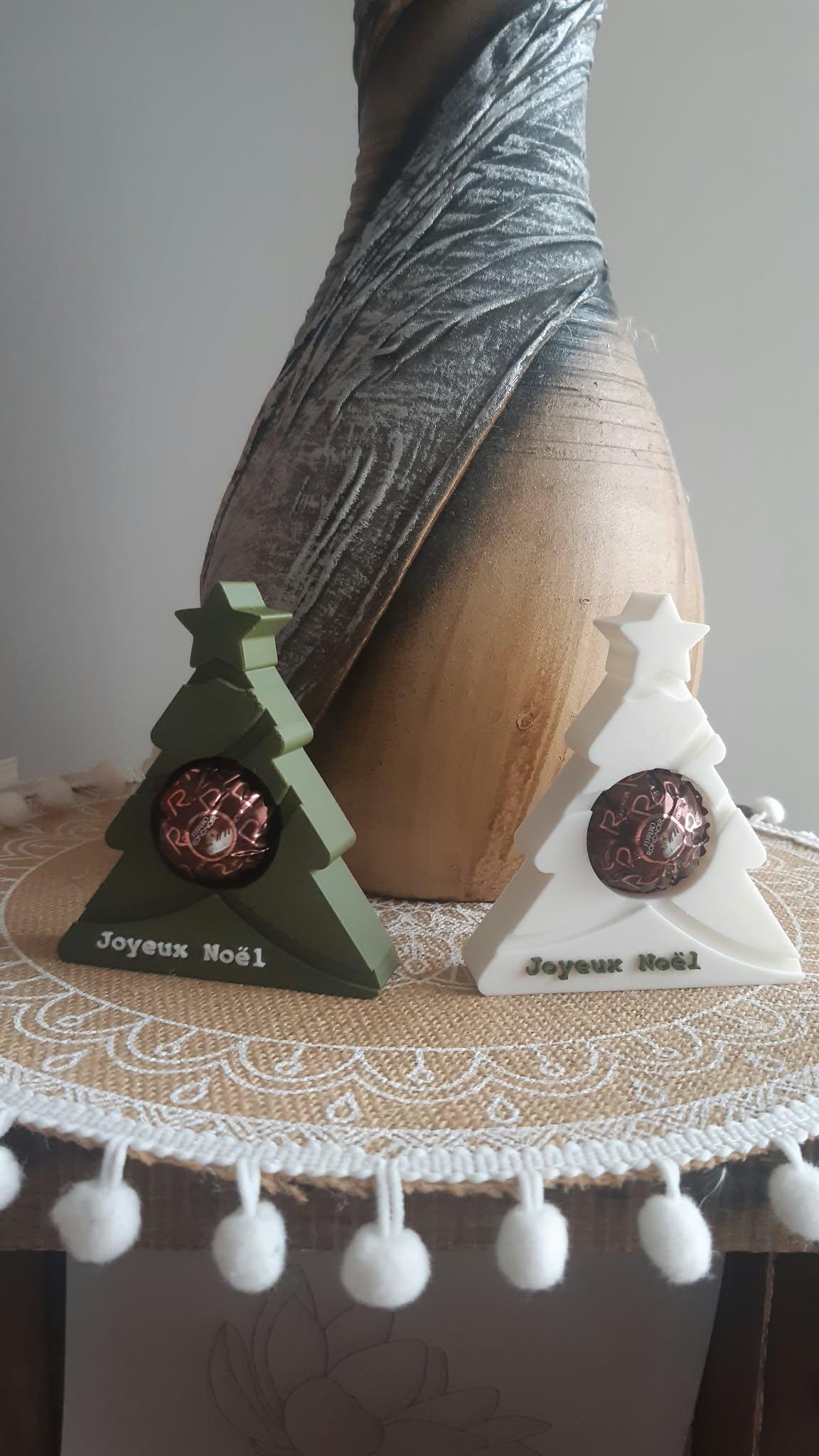 🎄 Mini Sapin Porte-Chocolat décoration ou magnet de Noël 8,5 x 10 cm– "Joyeux Noël" + chocolat ferrero (goût aléatoire)
